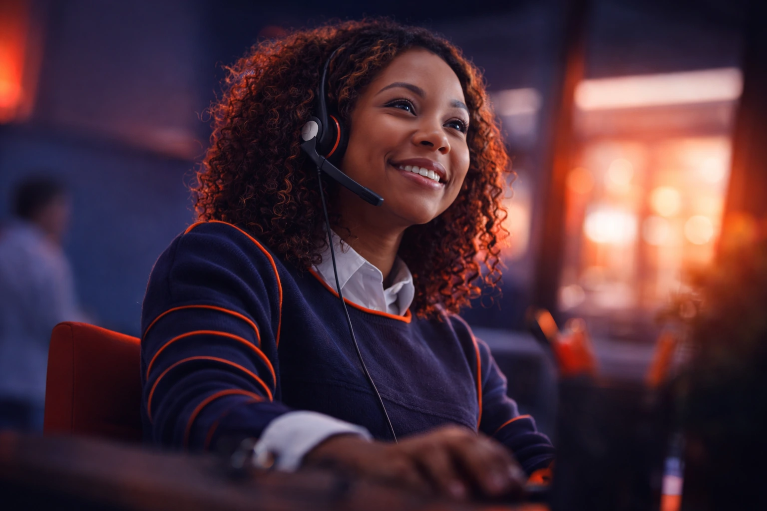 Consultor da Hudly em atendimento por telefone
